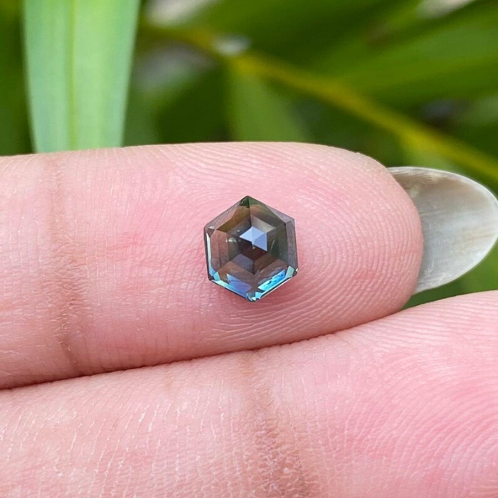 natural blue green saphhire hexagone gemstone