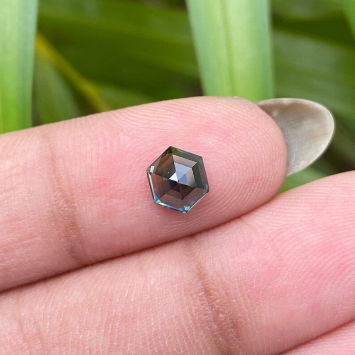 blue green hexagone sapphire gemstone