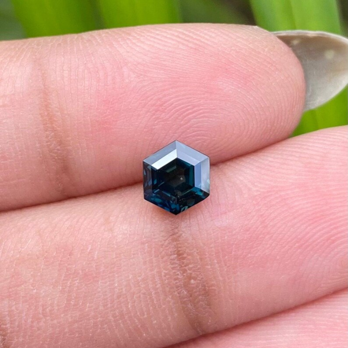 natural green blue hexagone sapphire gemstone
