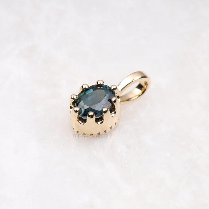 Oval Sapphire Pendant - Minimal Carbon