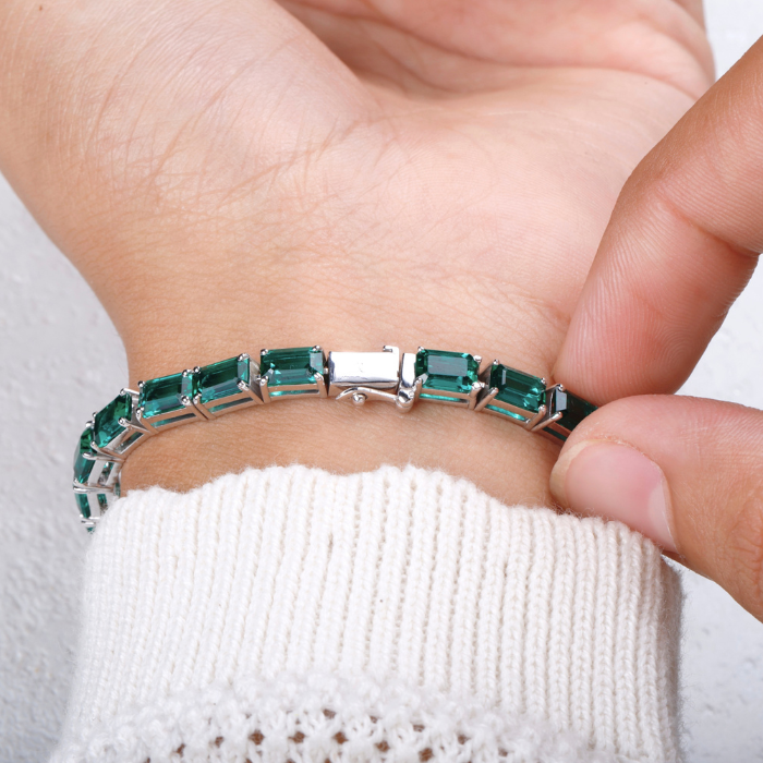 Elegant Emerald-Cut Green Tennis Bracelet in Sterling Silver
