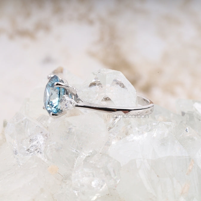 diamond three stone engagement ring