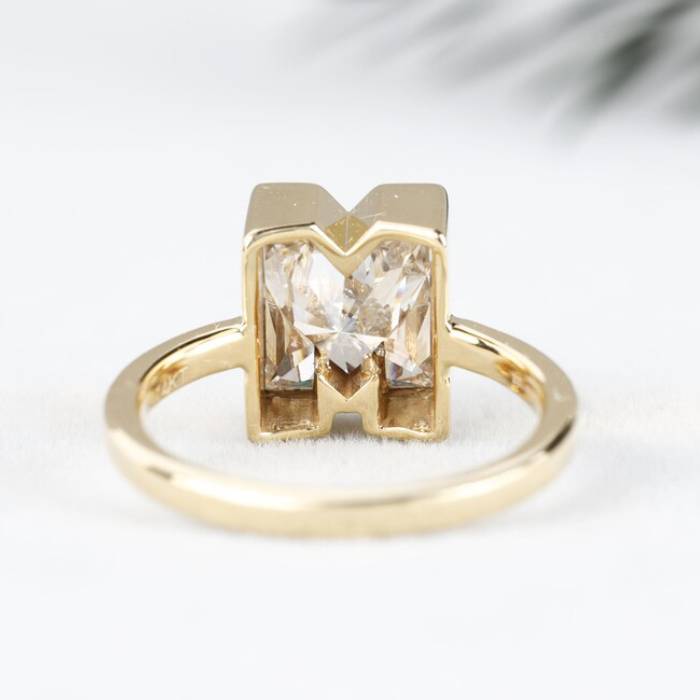 M alphabet ring