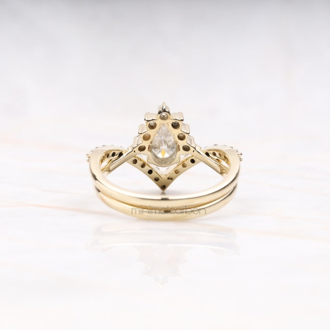 Pear Cut Moissanite Bridal Ring With Curved Band
