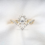 Load image into Gallery viewer, Pear Diamond Crown Ring Bridal Ring Set
