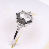 diamond three stone engagement ring